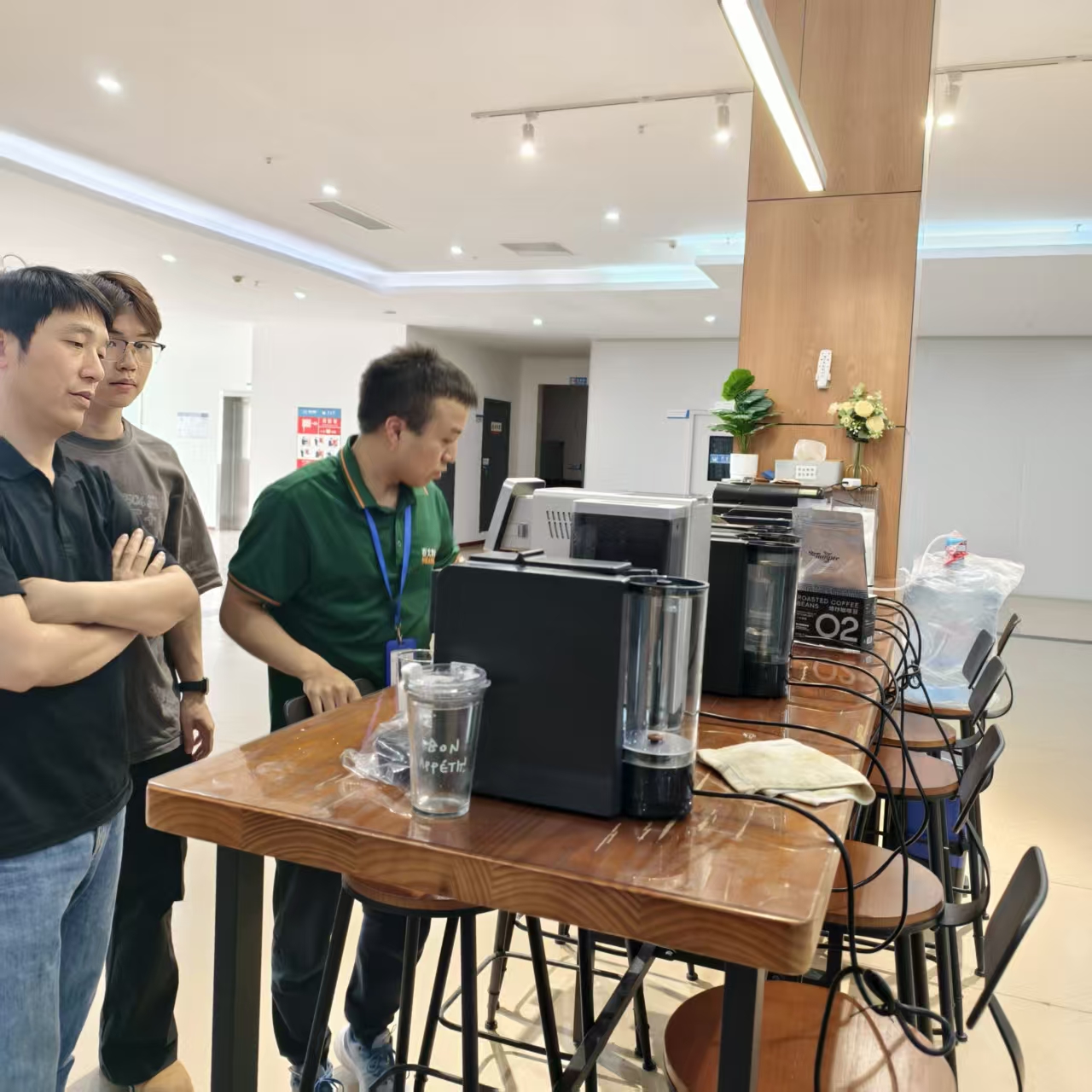 Aosom E-COMMERCE INC. Ерөнхий менежер Танг Seaver дээр зочилж, бүрэн автомат кофены машин SV205-ыг шалгав.